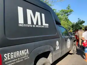 Equipes da Polícia Civil e IML em área de mata onde corpo foi encontrado em Teresina
