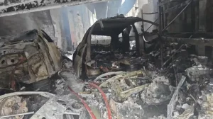 Bombeiros militares do Maranhão combatem incêndio com fumaça intensa em oficina de veículos no bairro Cutim Anil, São Luís.