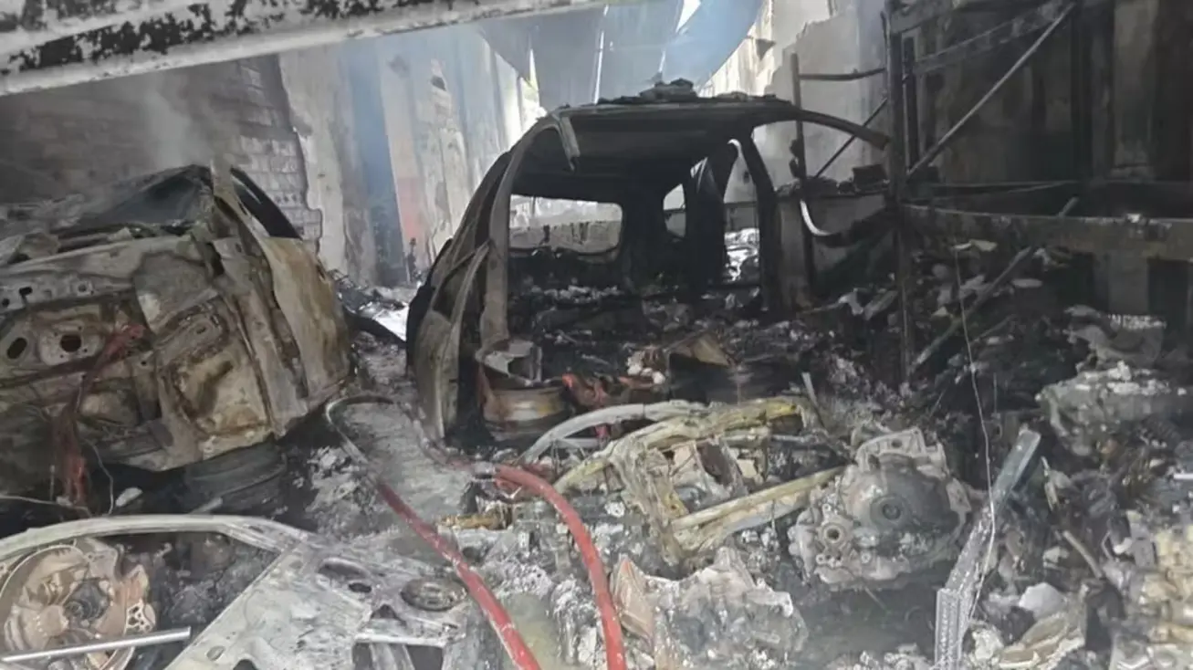 Bombeiros militares do Maranhão combatem incêndio com fumaça intensa em oficina de veículos no bairro Cutim Anil, São Luís.