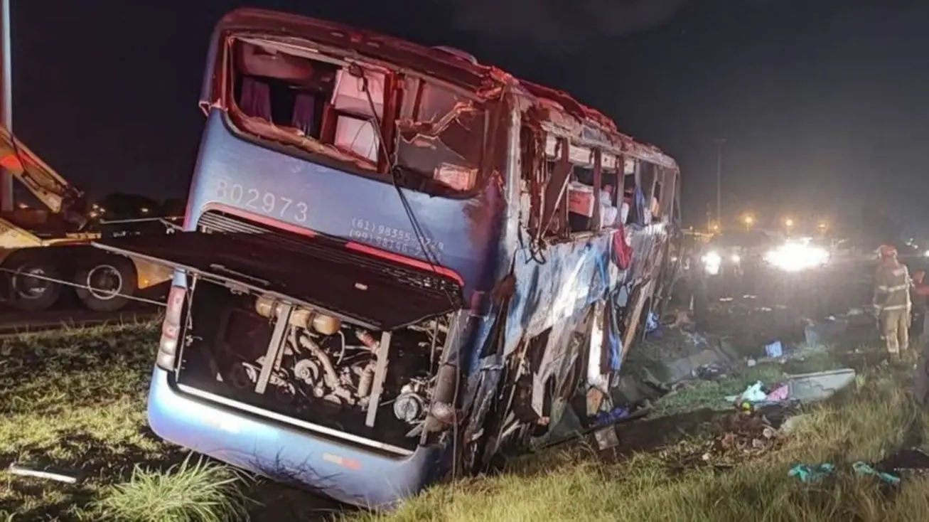 Ônibus interestadual capotado em cena de acidente no Distrito Federal