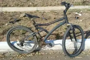 Equipes de perícia e polícia em local de atropelamento fatal na BR-407, Petrolina, onde casal morreu.