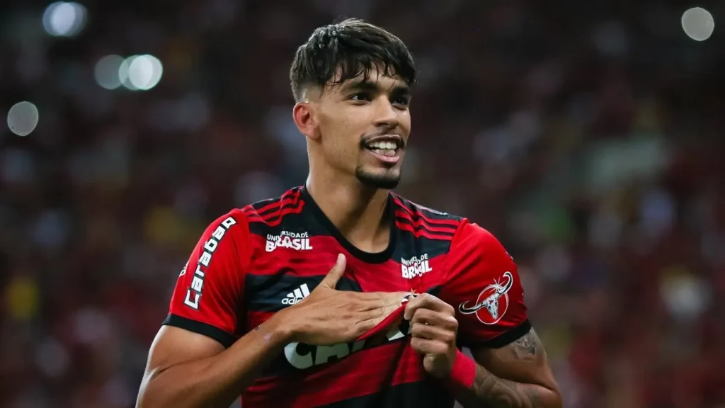 Lucas Paquetá com a camisa do Flamengo após acerto de contratação