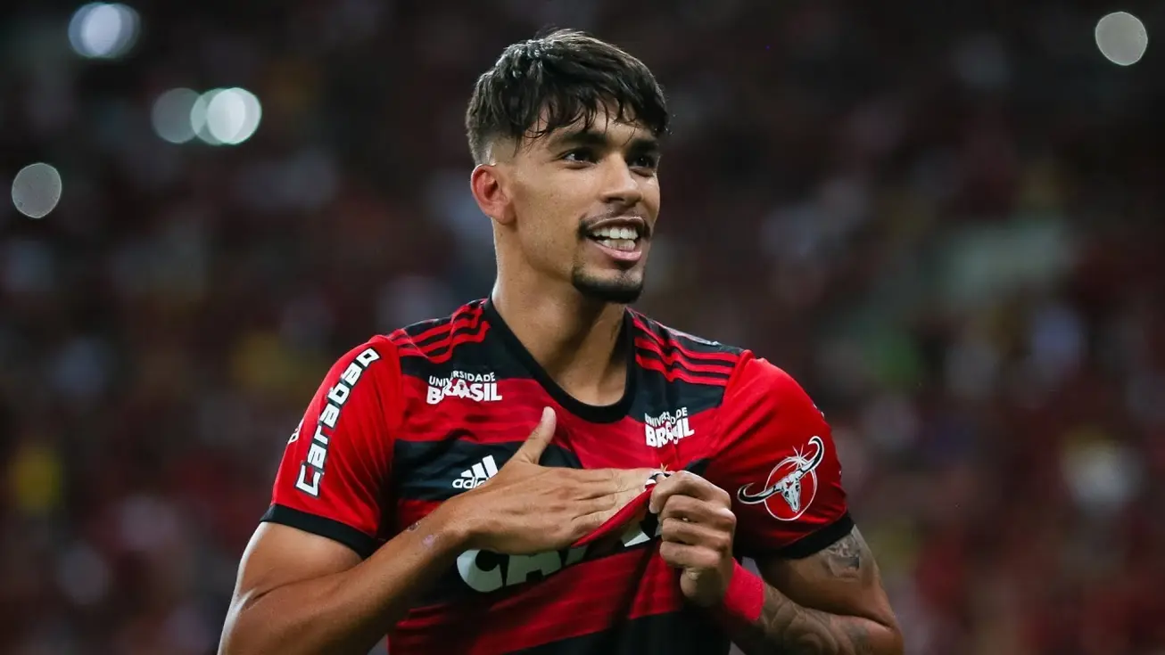 Lucas Paquetá com a camisa do Flamengo após acerto de contratação
