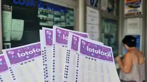 Bilhete da Lotofácil com dezenas sorteadas do concurso 3582 e logo da Caixa Econômica Federal