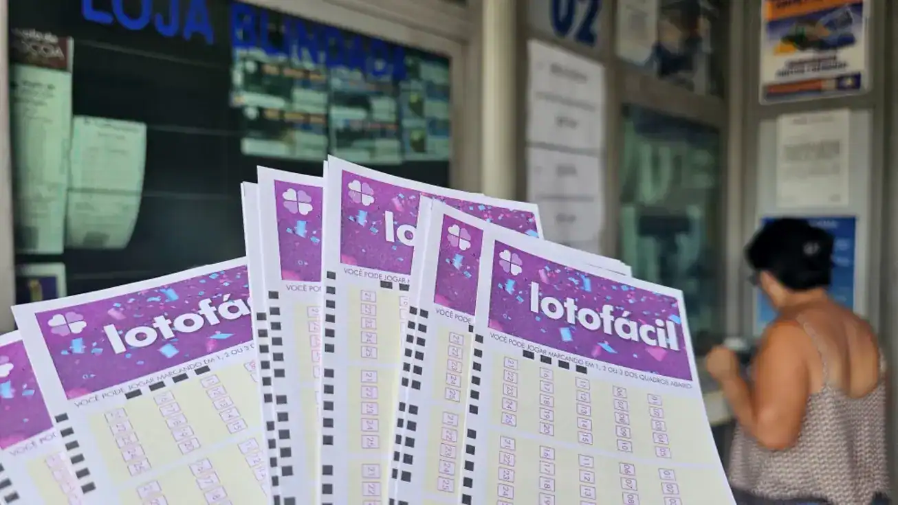 Bilhete da Lotofácil com dezenas sorteadas do concurso 3582 e logo da Caixa Econômica Federal
