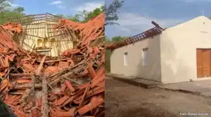 Interior da Capela de Santo Antônio em Irapuã, José de Freitas (PI), com o teto desabado, telhas e madeiramento espalhados pelo chão.