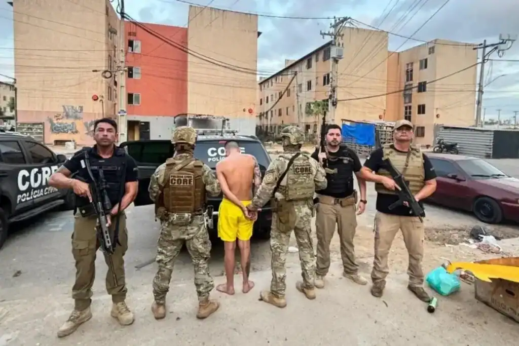 Policiais civis de Pernambuco e Ceará em ação conjunta prendem suspeitos de golpes online de venda de veículos em Fortaleza.