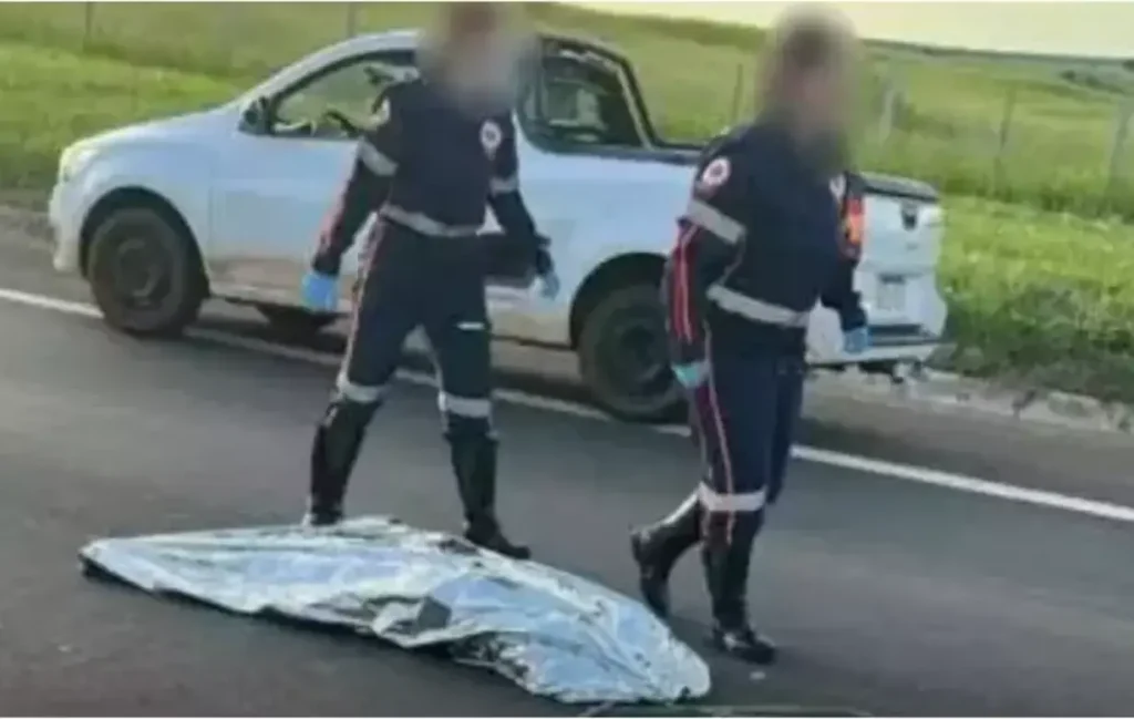 Médico socorrista atende mulher em rodovia após atropelamento em Bauru.