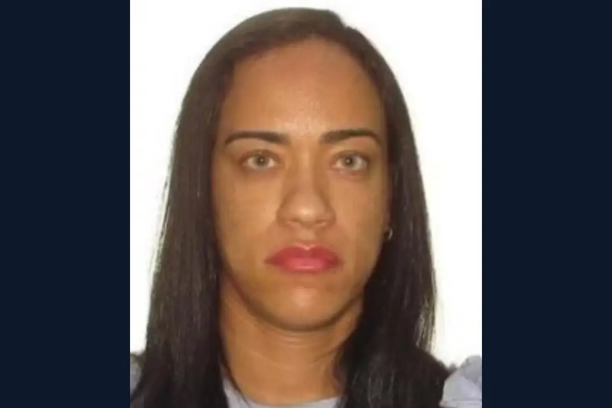 Viaturas da Polícia Civil estacionadas em frente a uma delegacia em Salvador, simbolizando a investigação de Jozeny Pereira dos Santos.