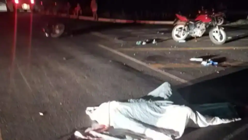 Cena de colisão frontal entre duas motocicletas no Rodoanel de União, Piauí.