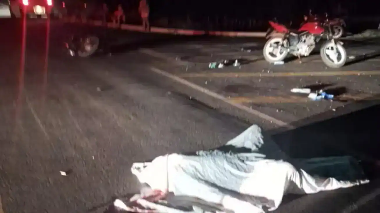 Cena de colisão frontal entre duas motocicletas no Rodoanel de União, Piauí.