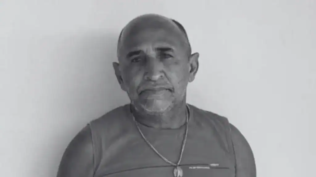 Motocicleta caída em estrada com quebra-molas, representando acidente fatal em Jaicós, Piauí