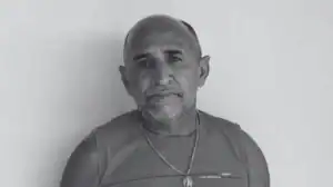 Motocicleta caída em estrada com quebra-molas, representando acidente fatal em Jaicós, Piauí