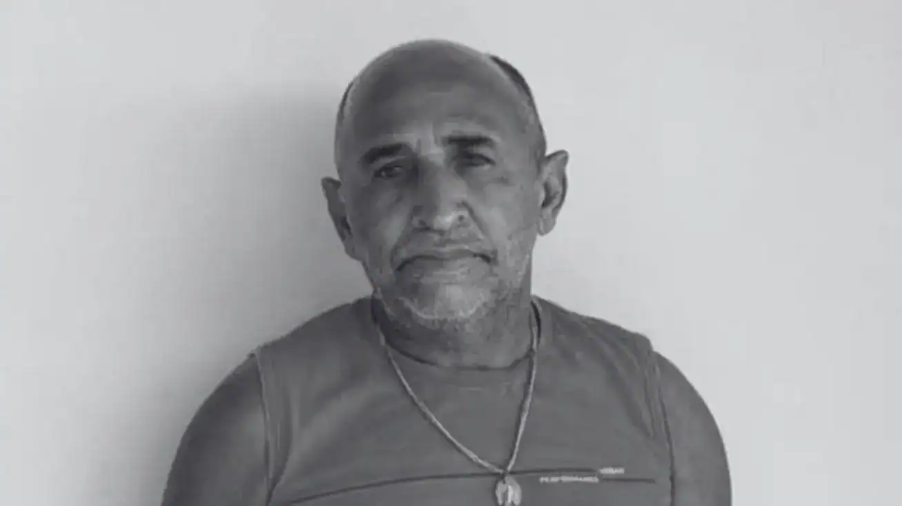 Motocicleta caída em estrada com quebra-molas, representando acidente fatal em Jaicós, Piauí