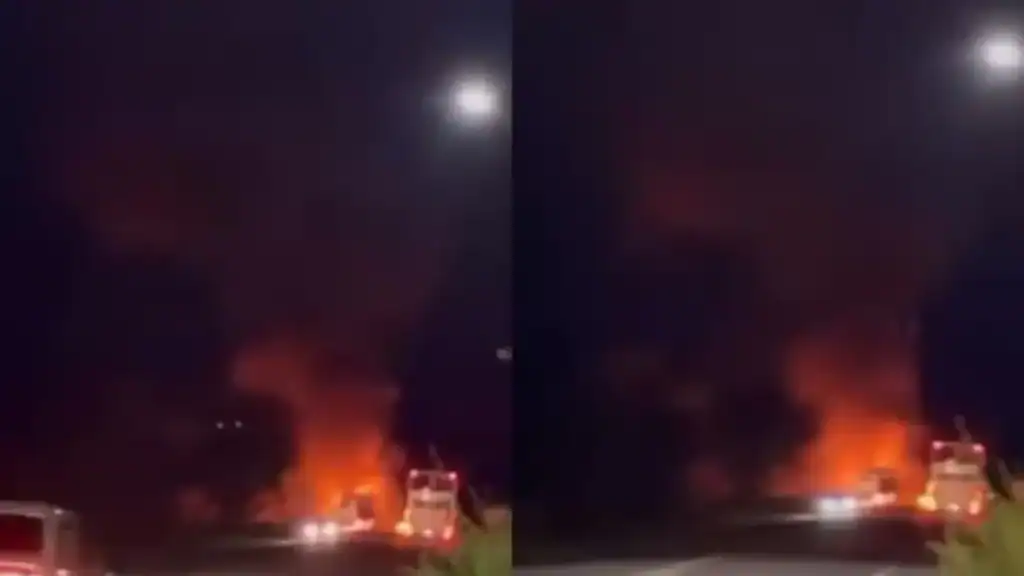 Ônibus de turismo completamente tomado pelas chamas na BR-343, em Floriano, Piauí, durante a noite.