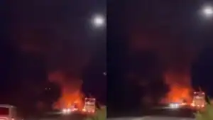 Ônibus de turismo completamente tomado pelas chamas na BR-343, em Floriano, Piauí, durante a noite.
