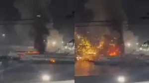 Rua escura e deserta em cidade venezuelana, com prédios ao fundo, após bombardeios noturnos.