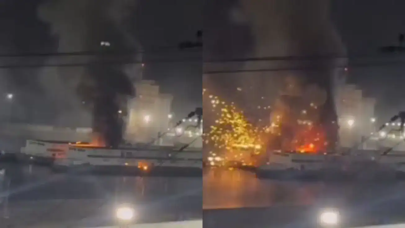 Rua escura e deserta em cidade venezuelana, com prédios ao fundo, após bombardeios noturnos.
