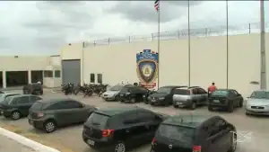 Portão de presídio com grades e muro alto, simbolizando o sistema prisional e a saída temporária de detentos no Maranhão.