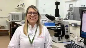 Retrato da biomédica Ester Miranda Pereira, pesquisadora da UFPI, selecionada para programa de inovação e liderança científica na China.