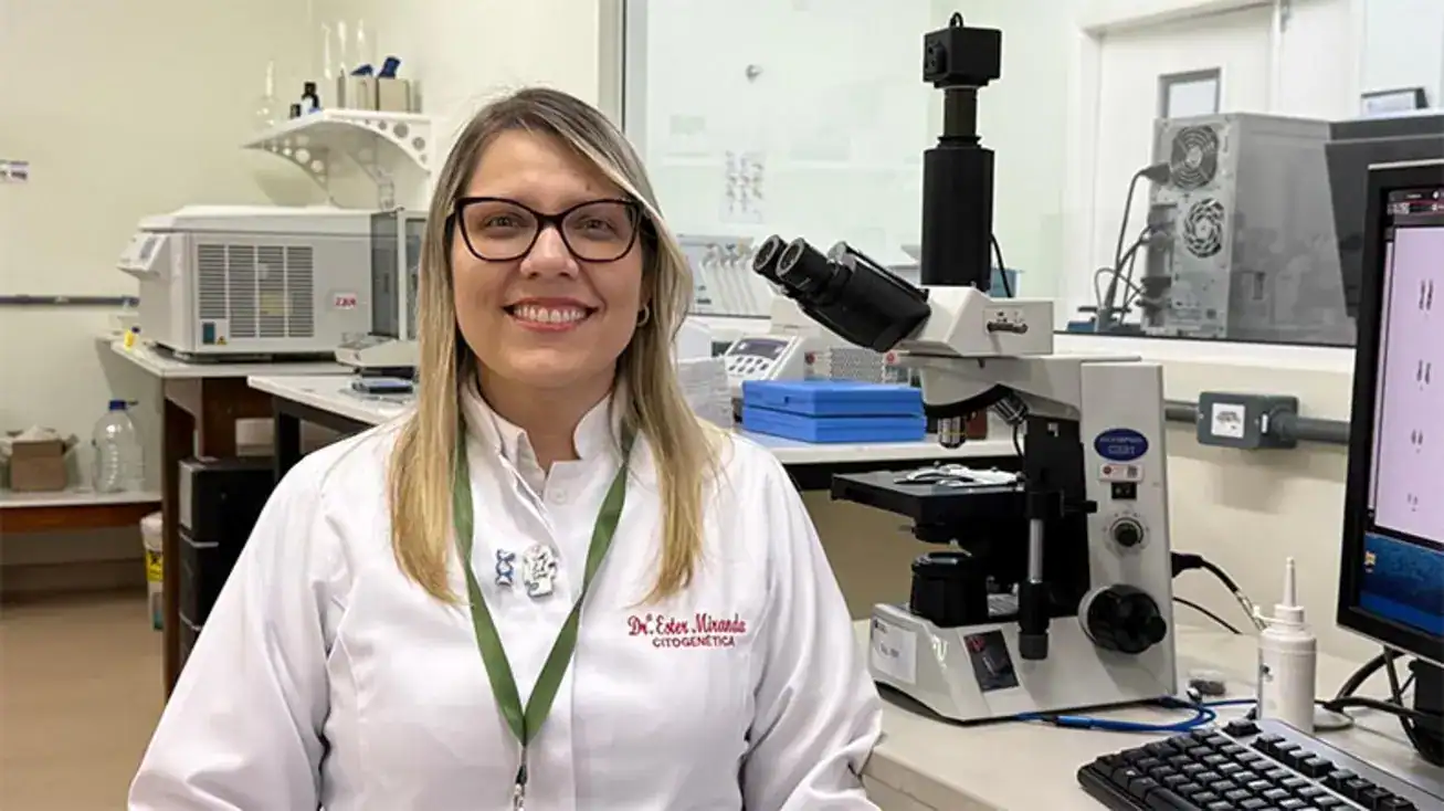 Retrato da biomédica Ester Miranda Pereira, pesquisadora da UFPI, selecionada para programa de inovação e liderança científica na China.