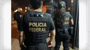 Agentes da Polícia Federal em operação, com viatura da PF, durante investigação de crimes eleitorais.