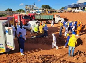 Equipes de resgate e bombeiros em área de desabamento de terra em obra de frigorífico em Promissão, São Paulo.