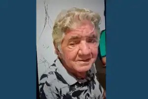 Cena de crime ilustrativa com fita de isolamento e viatura policial, representando a investigação de homicídio em Picos.