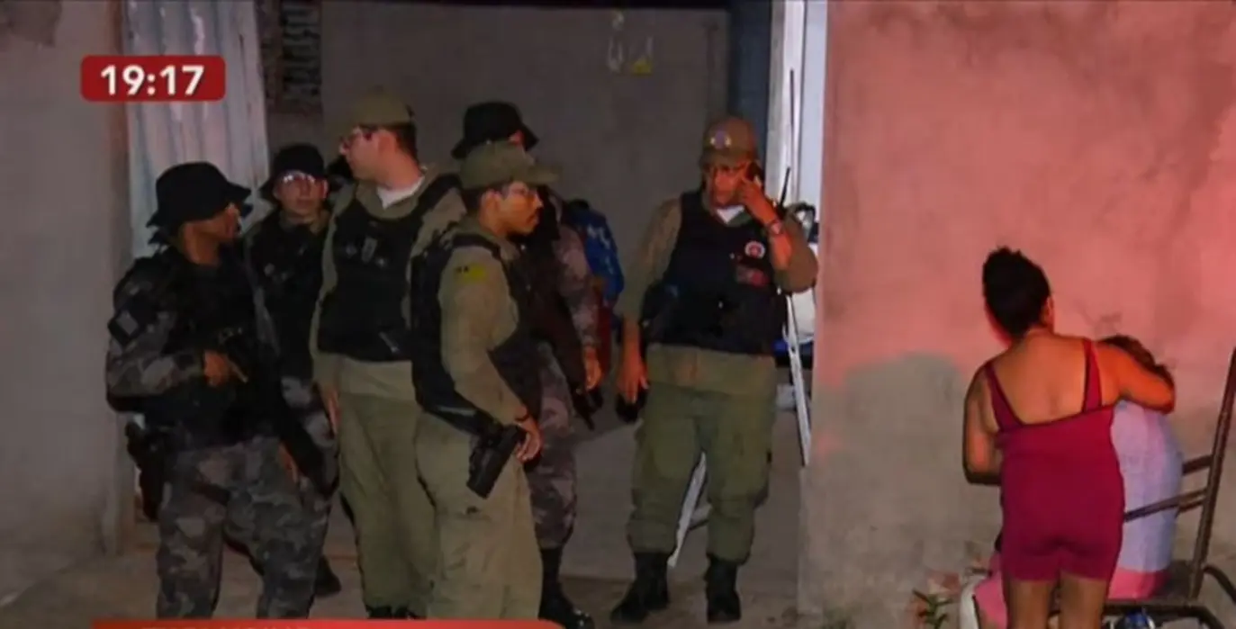 Policiais civis e militares em ação durante investigação de cena de crime em Teresina.