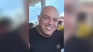 Veículo UTV capotado em dunas de areia, representando o local do acidente fatal com sargento da PMCE em Aquiraz, Ceará.