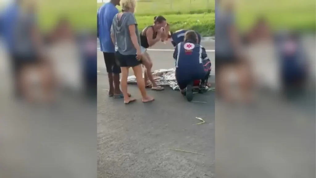 Socorrista da Eixo SP reanima Fernanda Cristina Policarpo na Rodovia SP-294 após atropelamento em Bauru.