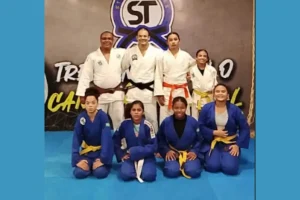 Atletas do Projeto Superação de judô em Amarante treinando com a campeã olímpica Sara Menezes e o campeão mundial Stanley Torres, sob orientação do professor Expedito Falcão.