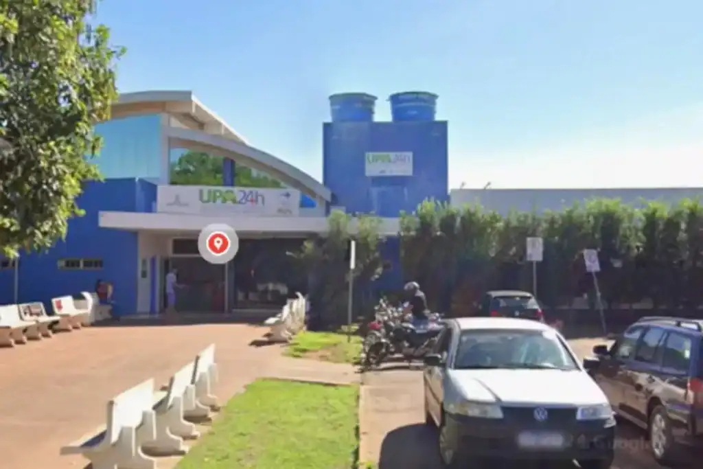 Equipe do Corpo de Bombeiros socorrendo três vítimas de ataque de abelhas às margens da rodovia MS-040, próximo a Campo Grande, Mato Grosso do Sul.