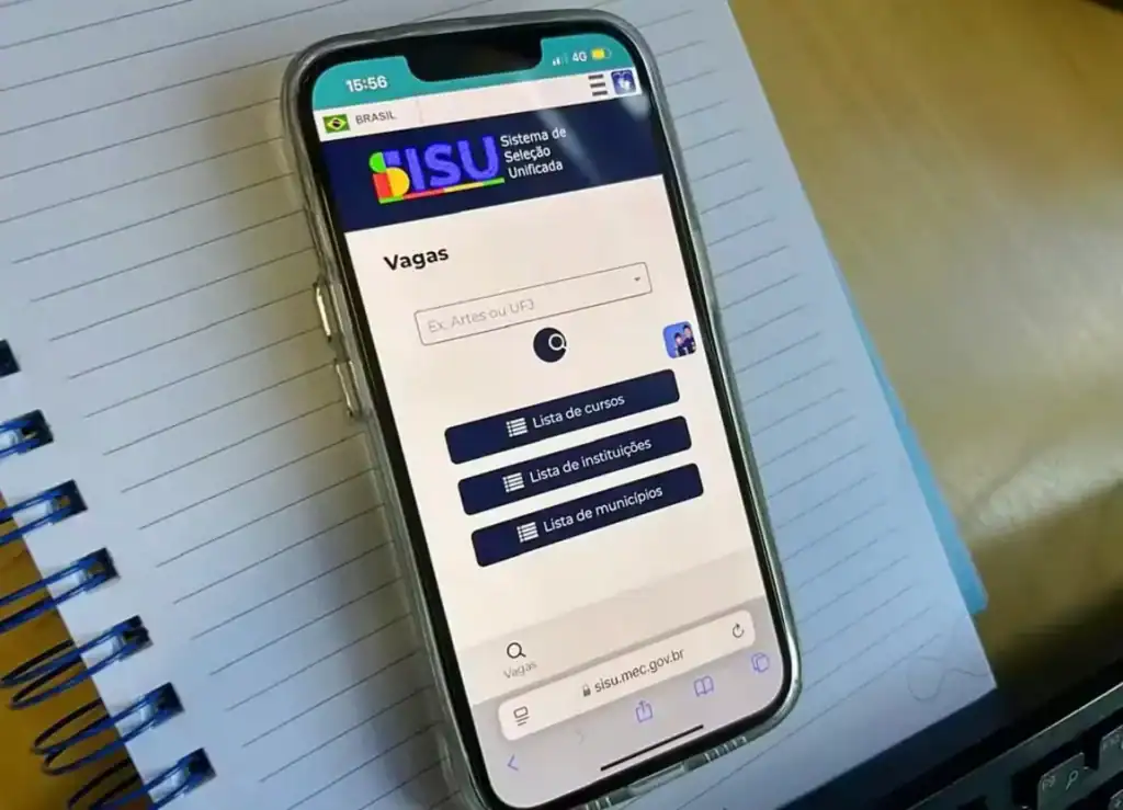 Jovem estudante acessa computador para realizar inscrição no Sisu 2026, programa que oferta mais de 274 mil vagas em universidades públicas.