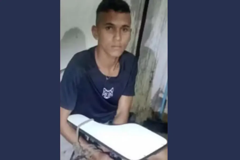 Homem resgatado de cárcere por facção é morto com 25 facadas em Imperatriz-MA 3 Equipes policiais e peritos isolam área de crime em Imperatriz, Maranhão, para investigação de homicídio.