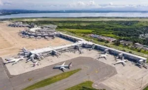Vista aérea do Aeroporto Internacional do Galeão, Rio de Janeiro, com pistas, terminais e aviões.