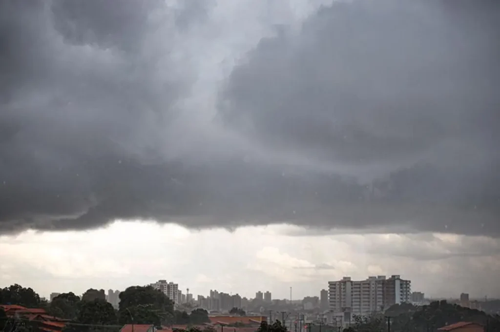 Céu escuro com nuvens carregadas e chuva intensa, simbolizando o alerta de temporais no Piauí durante o Carnaval.