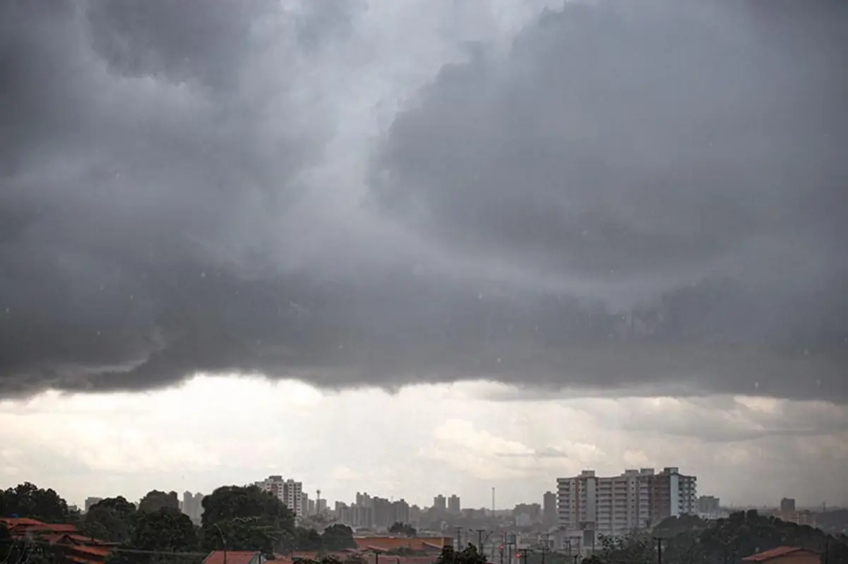 Céu escuro com nuvens carregadas e chuva intensa, simbolizando o alerta de temporais no Piauí durante o Carnaval.
