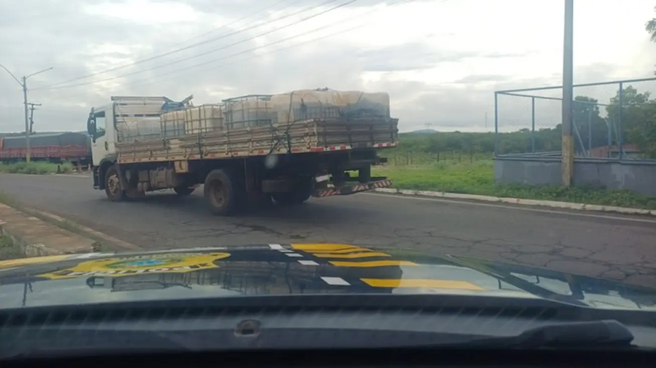 PRF apreende 1,5 tonelada de peixe em contêiner de ácido sulfúrico em Piripiri