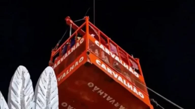 Bombeiros resgatam dez componentes de carro alegórico do Salgueiro na Sapucaí