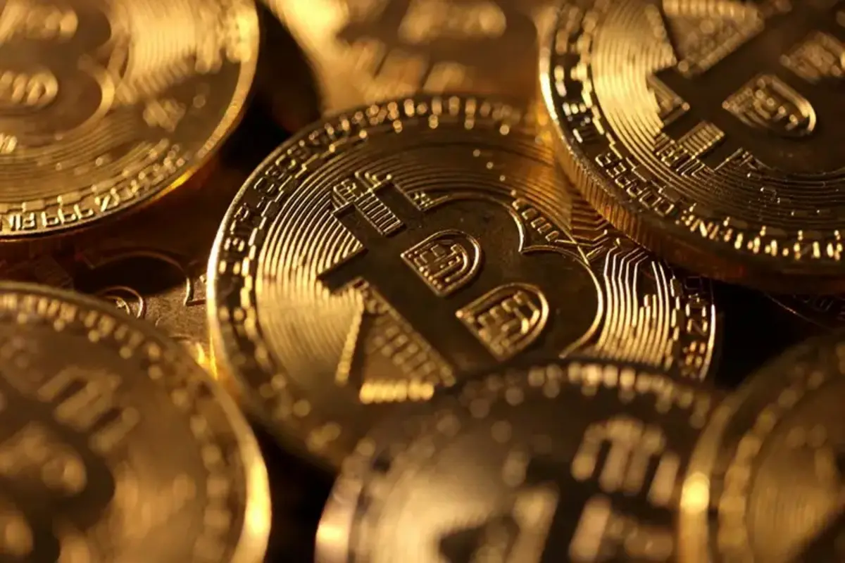 Gráfico de velas ou linha mostrando a recuperação do preço do Bitcoin (BTC) após uma queda acentuada, com seta ascendente e valores de US$ 60 mil a US$ 70 mil.