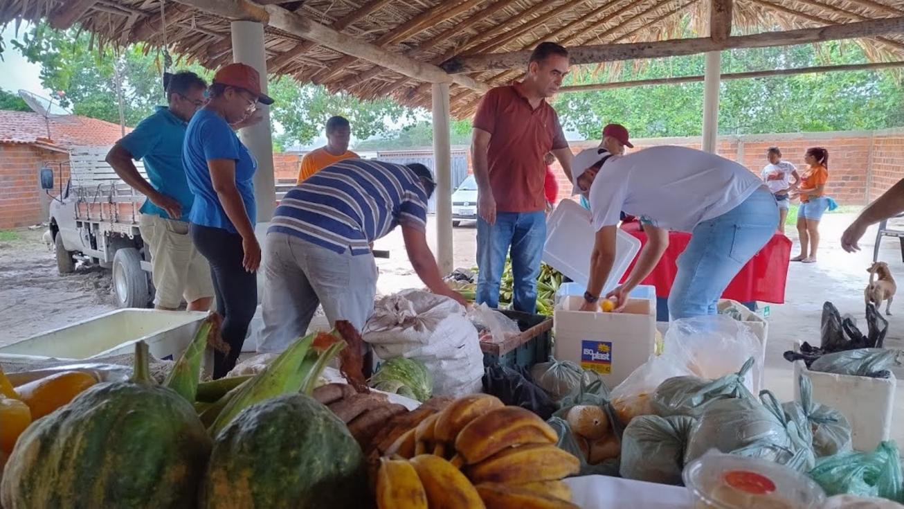 Agricultor familiar entregando documentos na Secretaria de Educação de Amarante para o PNAE