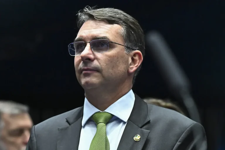 Flávio Bolsonaro articula apoio internacional em viagens como pré-candidato à Presidência