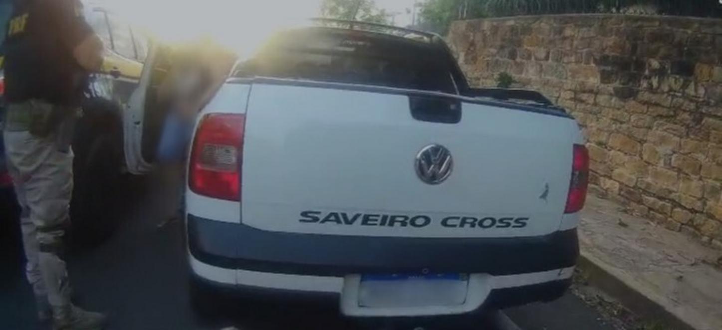 PRF prende condutor por embriaguez ao volante após perseguição em Piripiri 1 Agentes da Polícia Rodoviária Federal (PRF) abordam um veículo em uma via urbana, com viaturas da PRF ao fundo, em Piripiri.