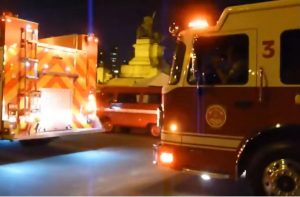 Bombeiros e equipes de resgate atuam em residência danificada por explosão de gás em São Paulo, com colapso estrutural e incêndio controlado.