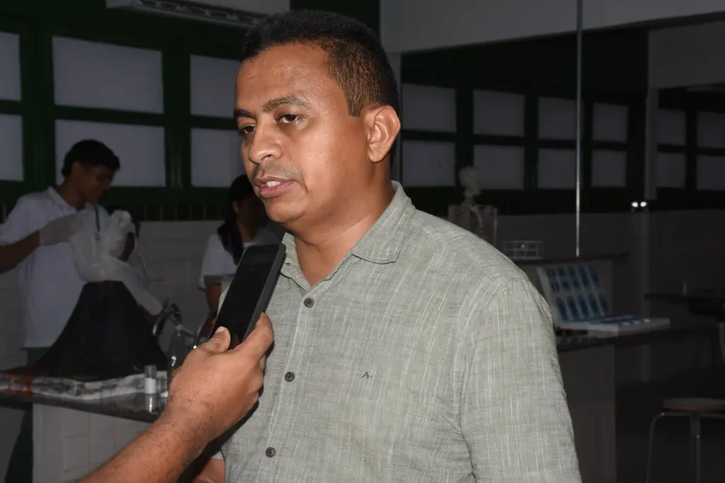 Deputado Federal Dr. Francisco Costa e Governador Rafael Fonteles em evento de anúncio de investimentos para Amarante, Piauí.