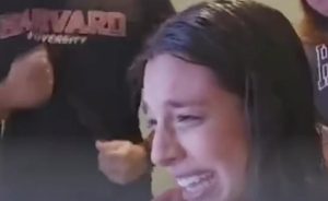 Ana Beatriz Goyanna, estudante brasileira, sorrindo e celebrando sua aprovação para Neurociência em Harvard, ao lado de seus pais.