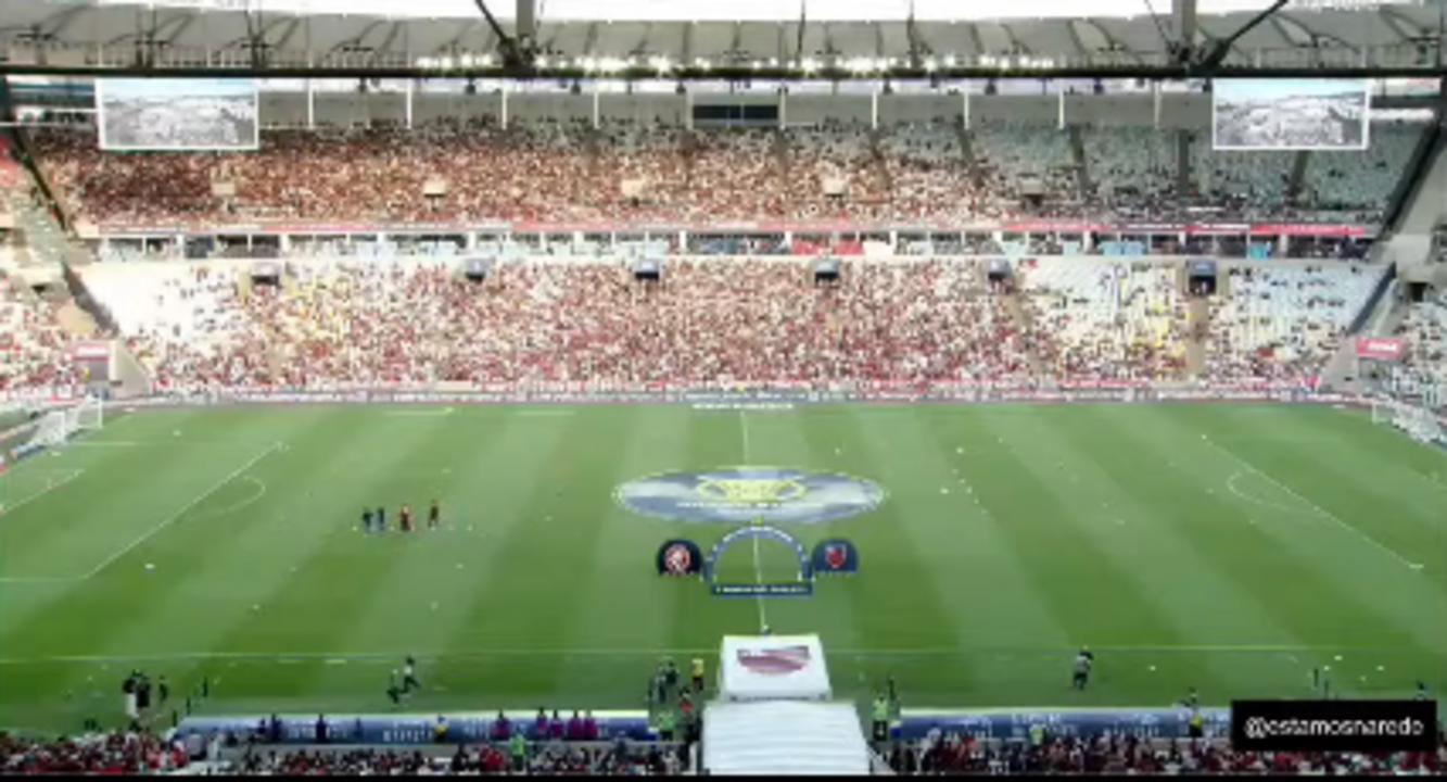 Jogadores de Flamengo e Internacional disputam bola em campo no Maracanã durante partida do Campeonato Brasileiro.