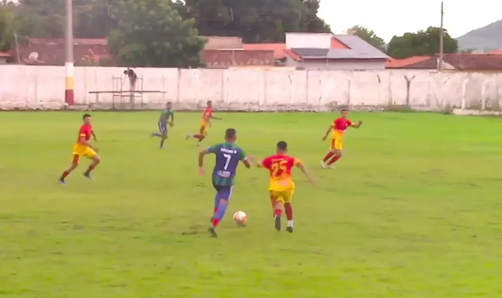Jogadores de Pastos Bons comemoram gol da vitória contra Jatobá em campo encharcado pela chuva na final da Copa Médio Sertão.