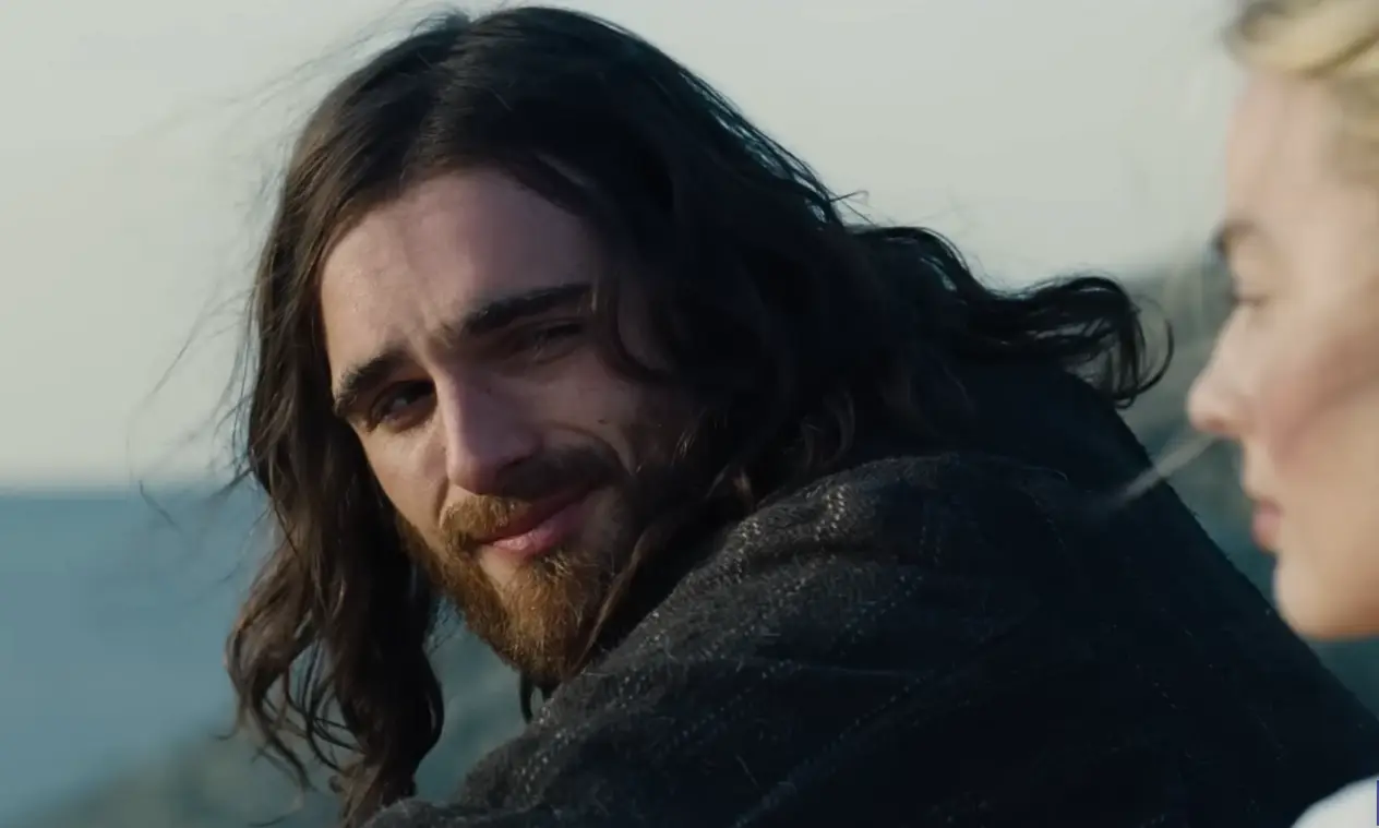 Margot Robbie e Jacob Elordi como Cathy e Heathcliff na adaptação cinematográfica de 'O Morro dos Ventos Uivantes' dirigida por Emerald Fennell.